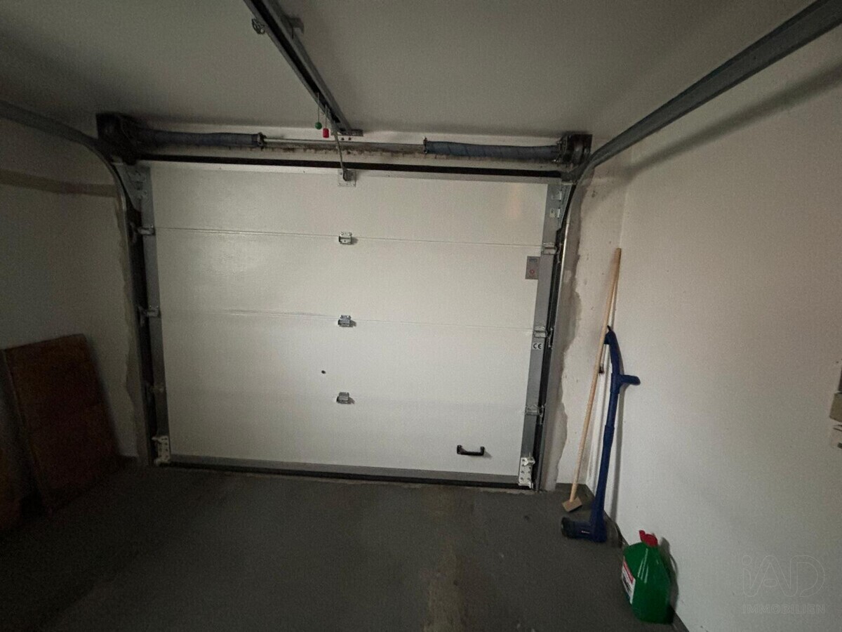Garage mit elektrischem Tor