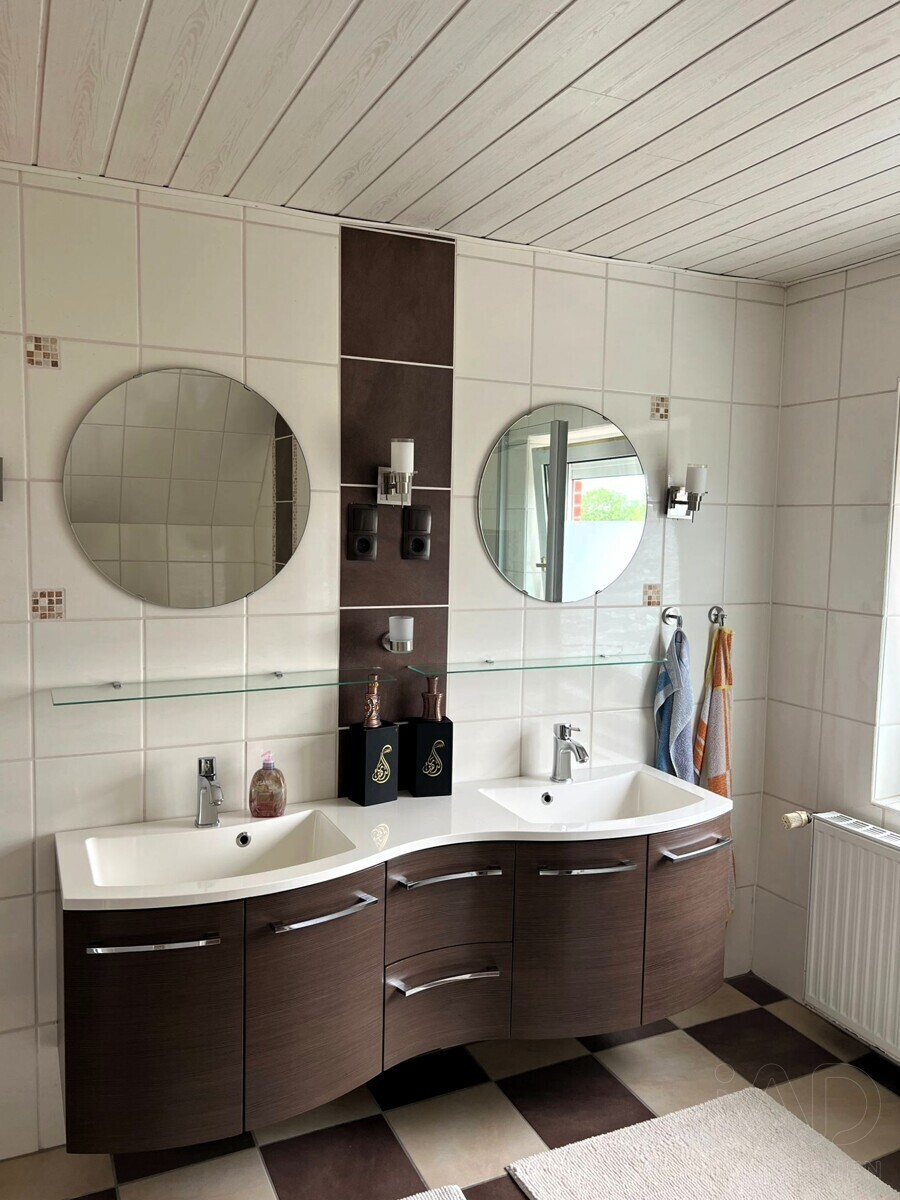 Doppelwaschbecken im Bad DG