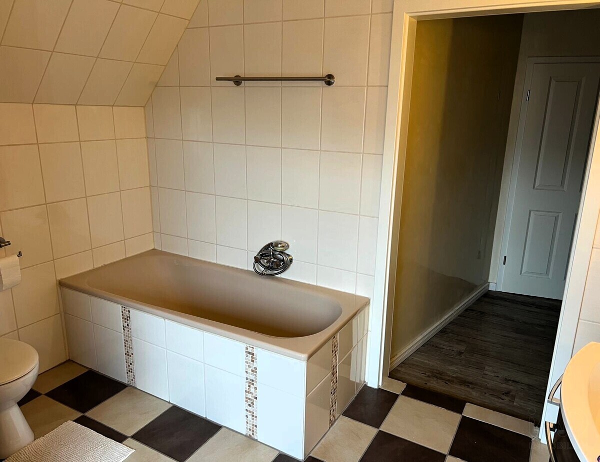 Badewanne im Bad DG
