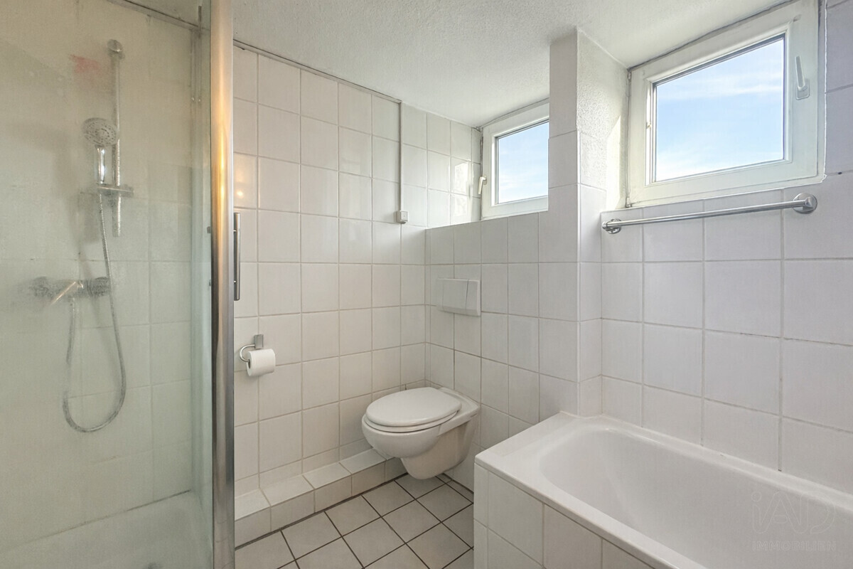 Bad mit Dusche und Wanne