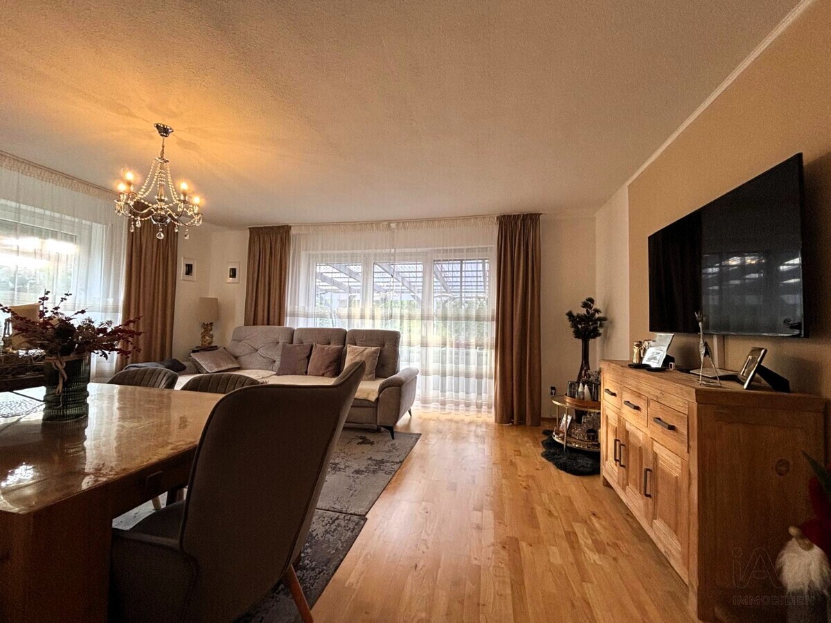 Wohnzimmer mit Zugang zur überdachten Terrasse