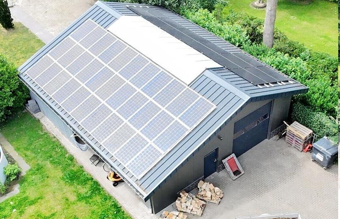 Halle mit Photovoltaikanlage