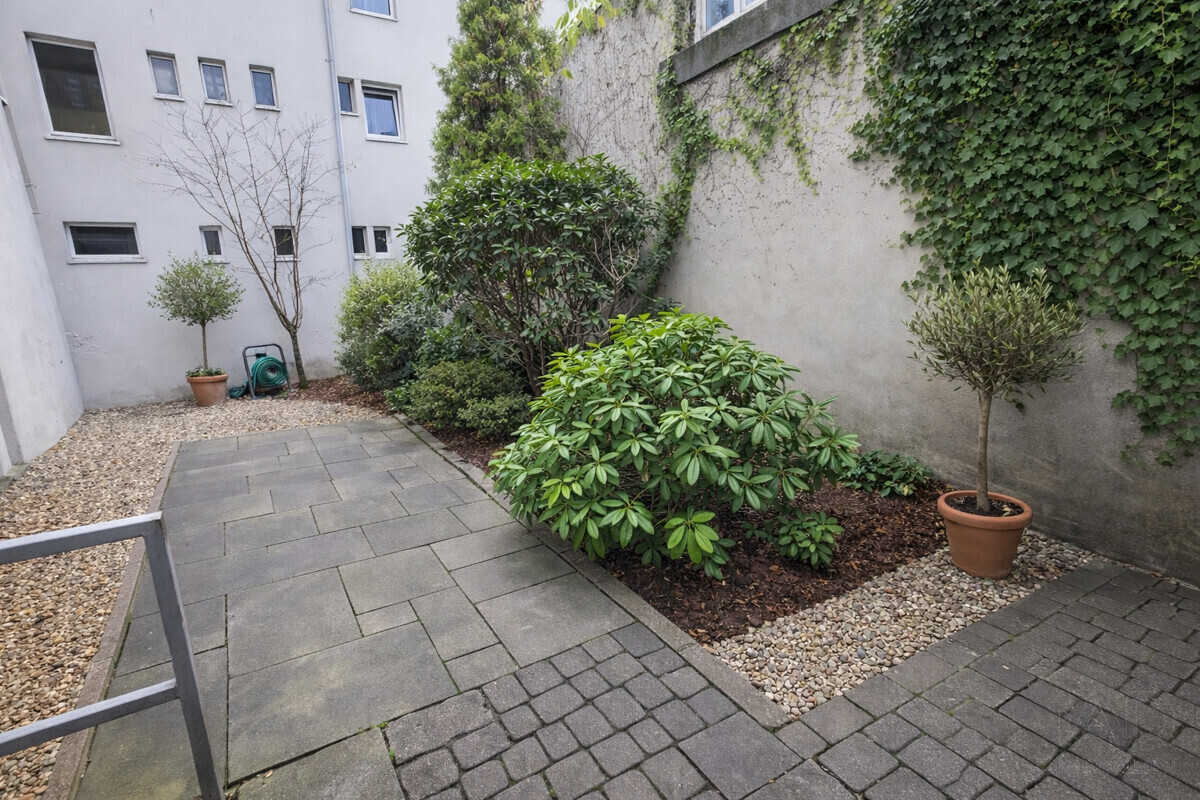 Gemütlicher Stadthof mit grünen Pflanzen (1)