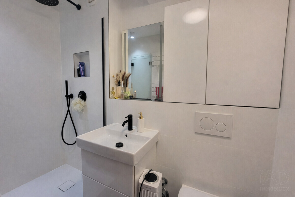Modernes Badezimmer mit minimalistischer Ästhetik