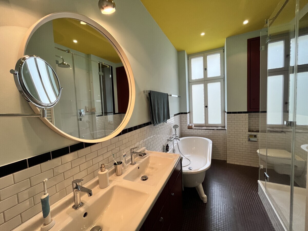 Masterbad mit Fenster