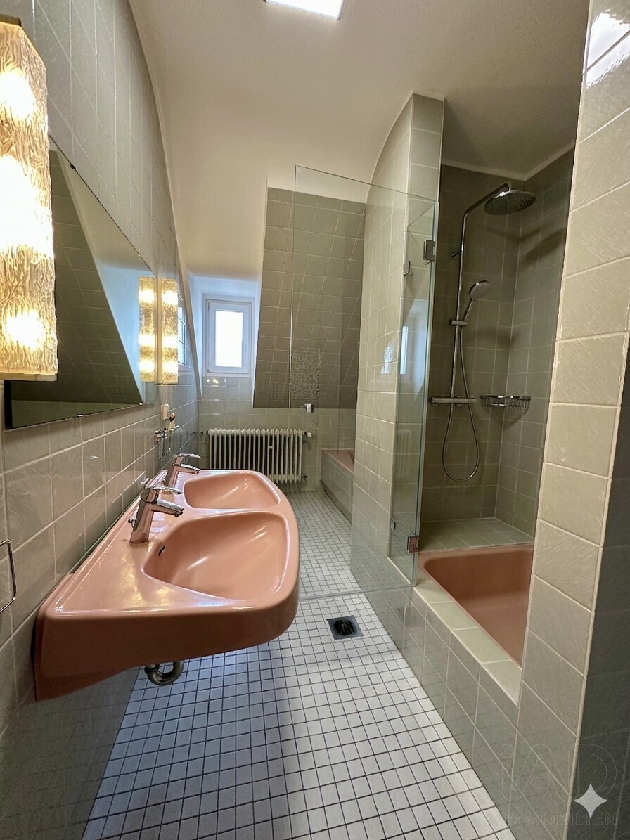 1. OG Tageslichtbad mit Badewanne und Dusche ohne Vorhang
