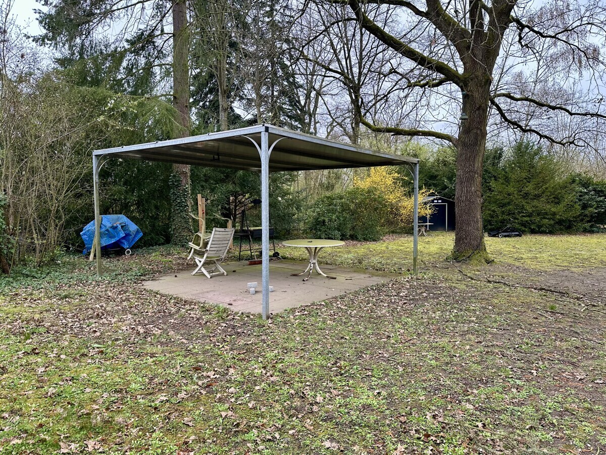 Überdachte Ecke im Garten