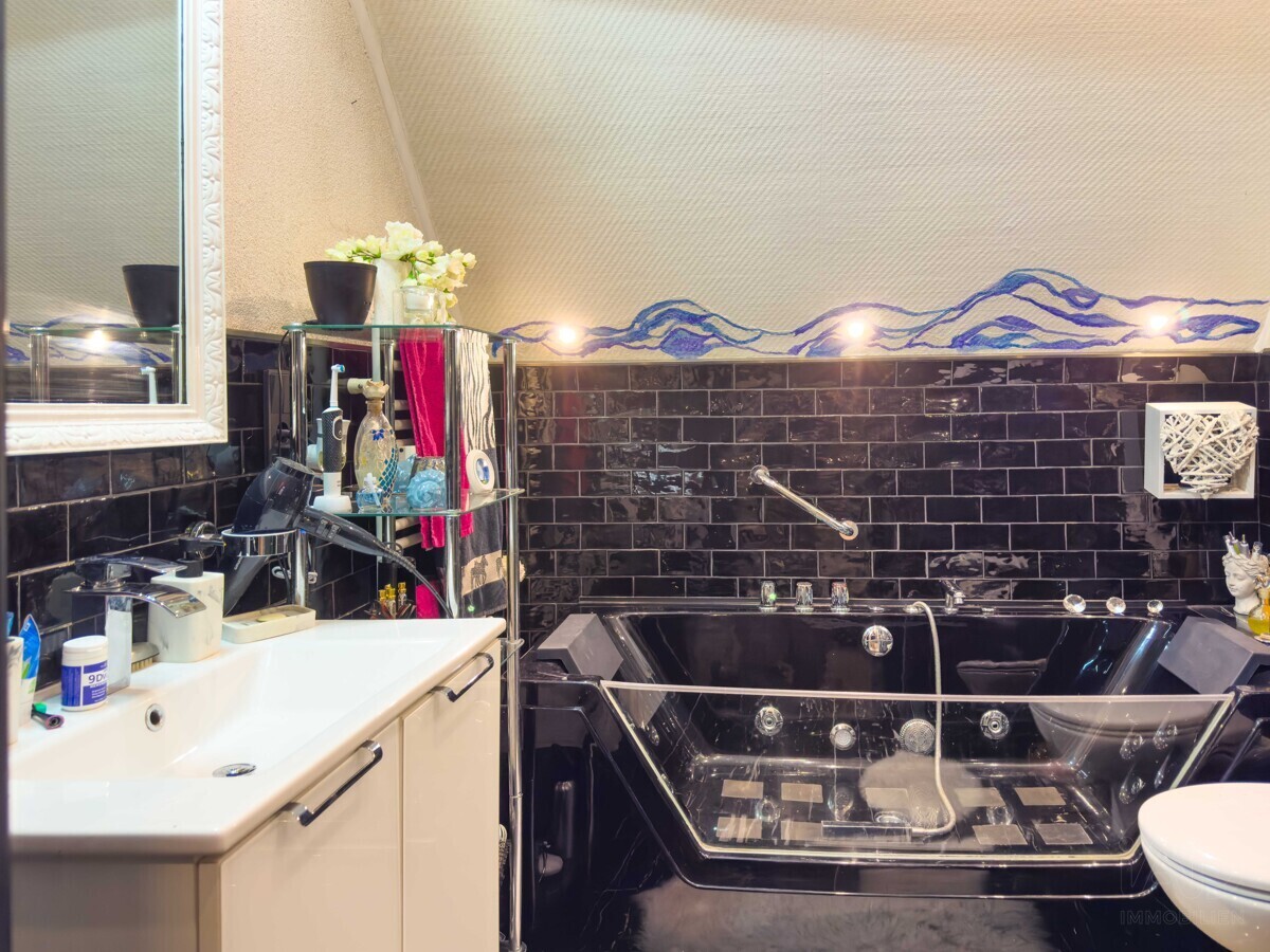 Bad mit Wanne und Dusche