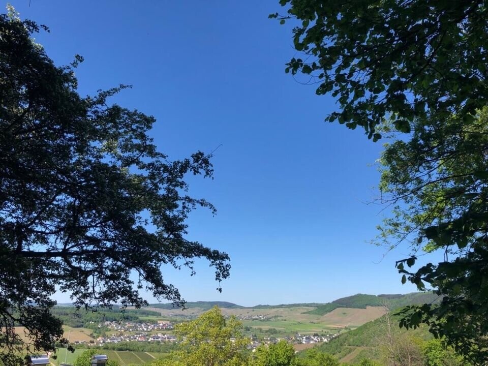 Weitläufiger Panoramablick ins Tal