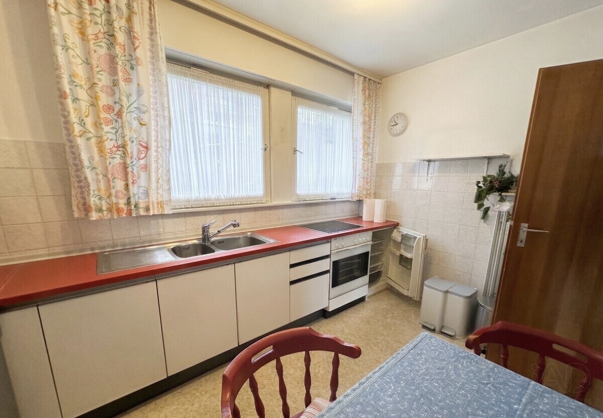 Helle Küche mit Doppelfenster