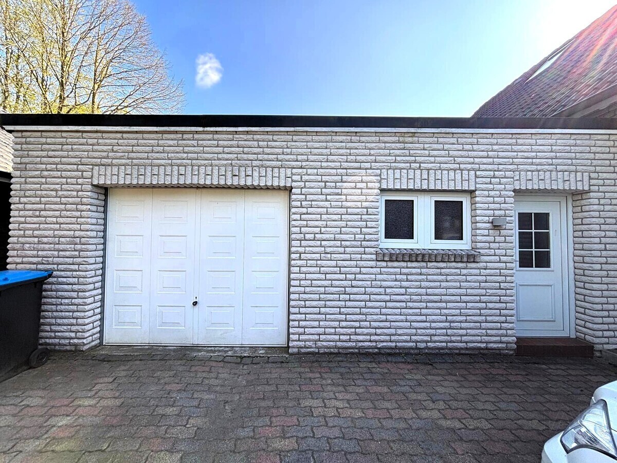 Garage mit elektrischem Tor