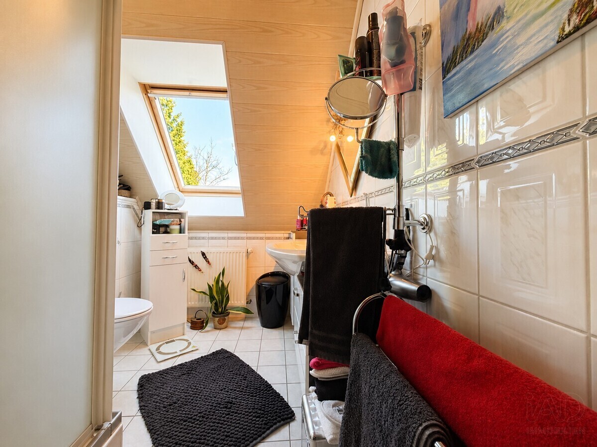 kleines Bad mit Dusche und WC DG