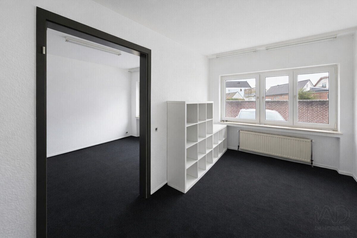 Helles Büro mit angrenzendem Raum