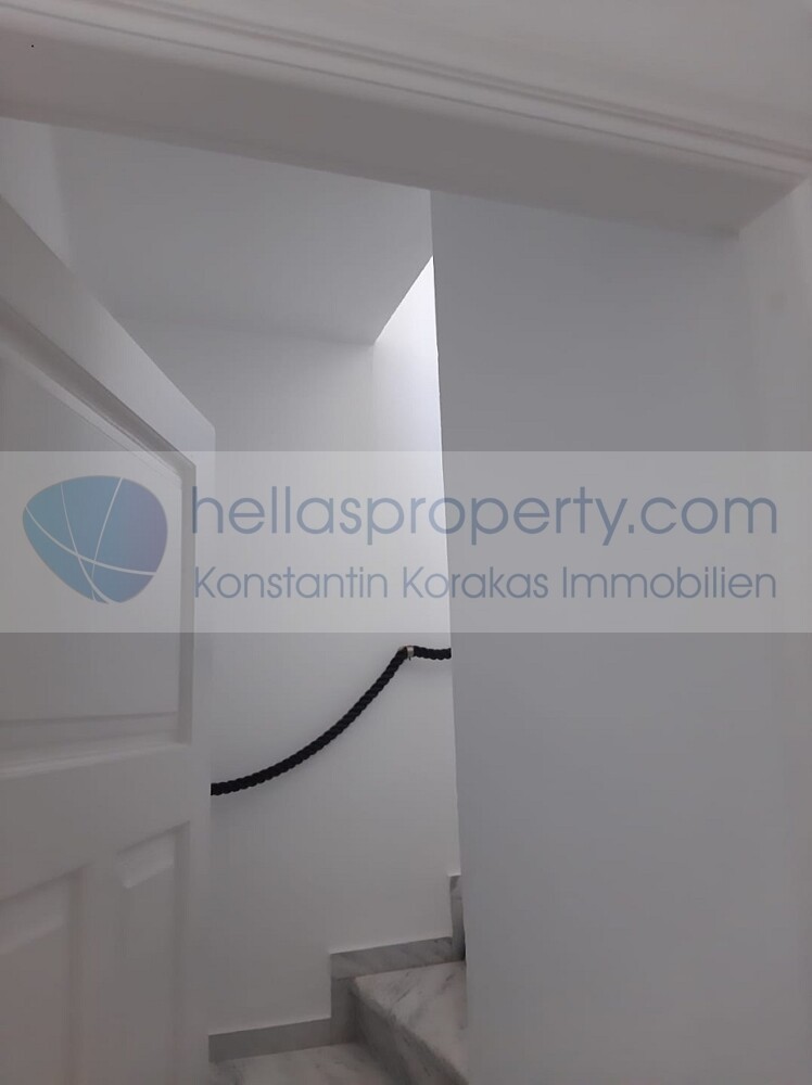 72. INTERNAL STAIRWAY TO THE 2ND FLOOR