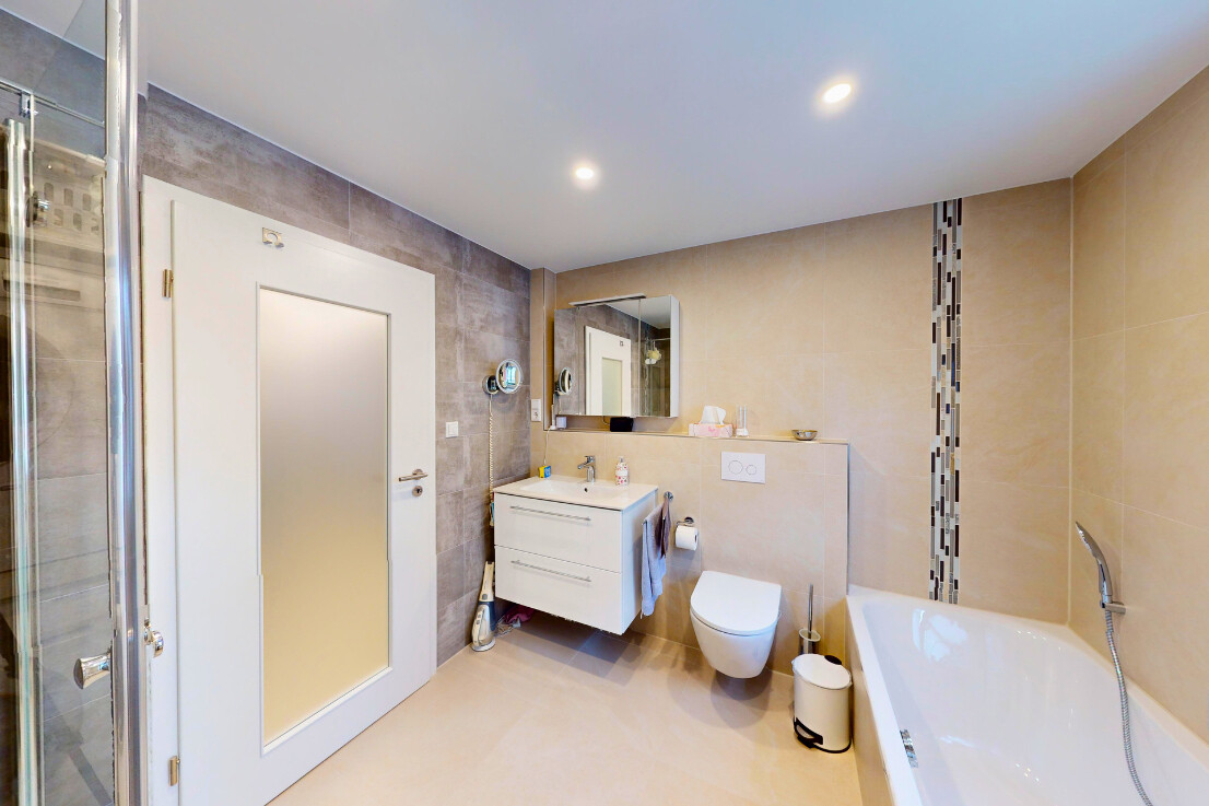 EG Wohnung rechts: Badezimmer