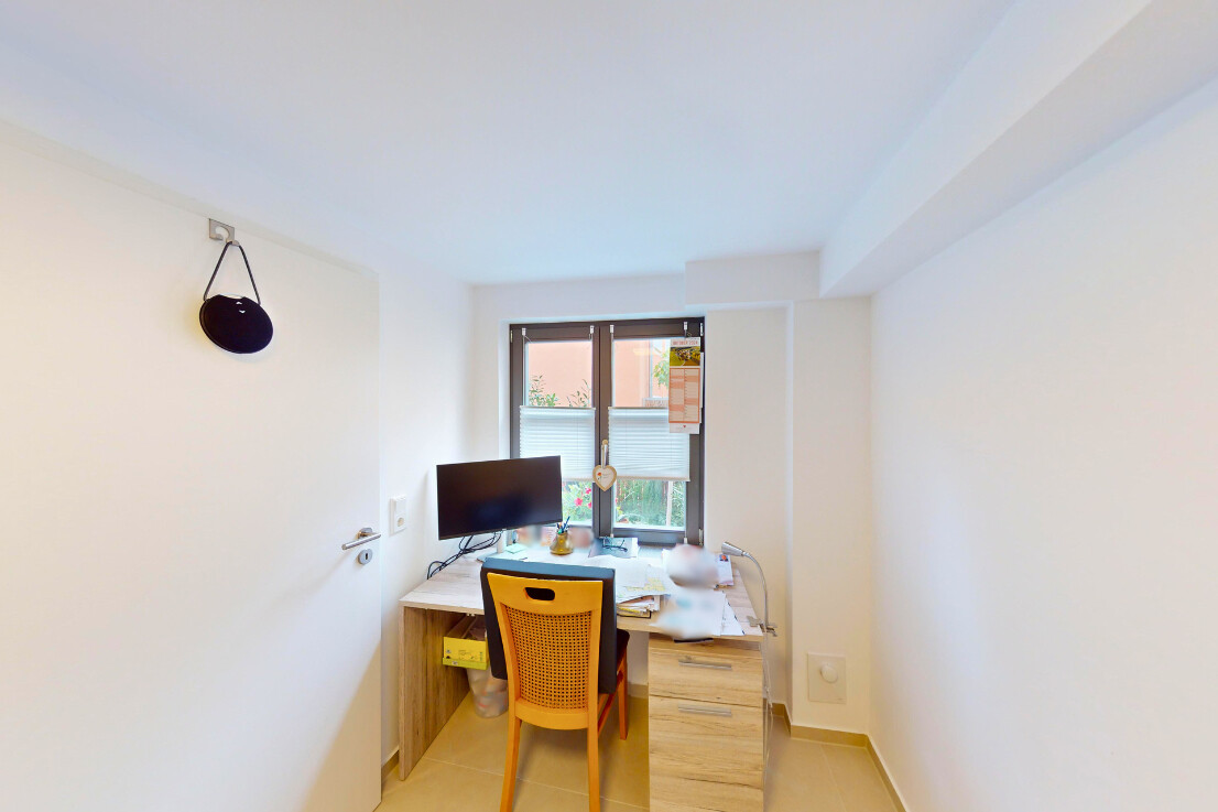 EG Wohnung rechts: Büro