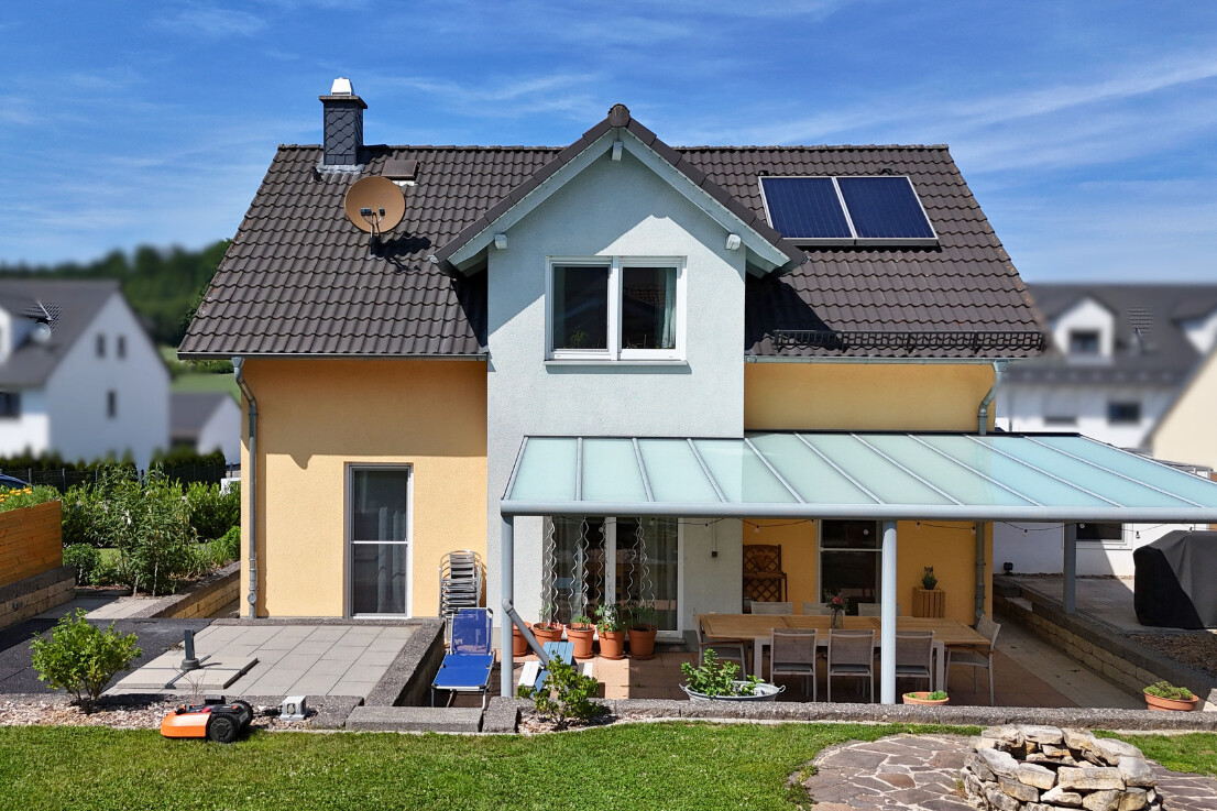 Garten mit überdachter Terrasse