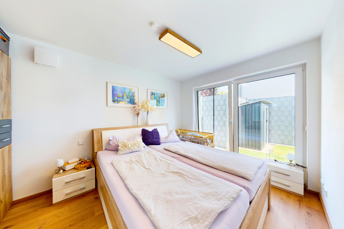 Schlafzimmer mit Zugang zum Garten