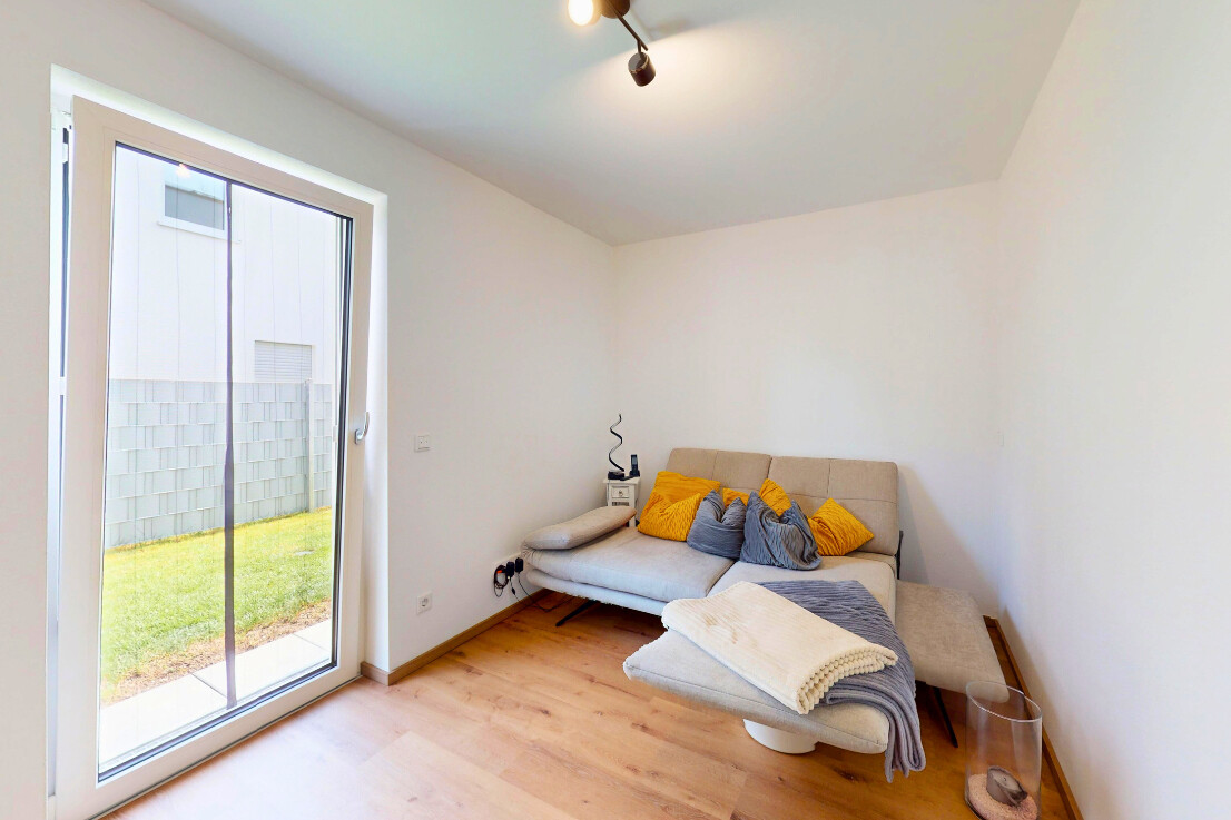 Schlafzimmer mit Zugang zum Garten