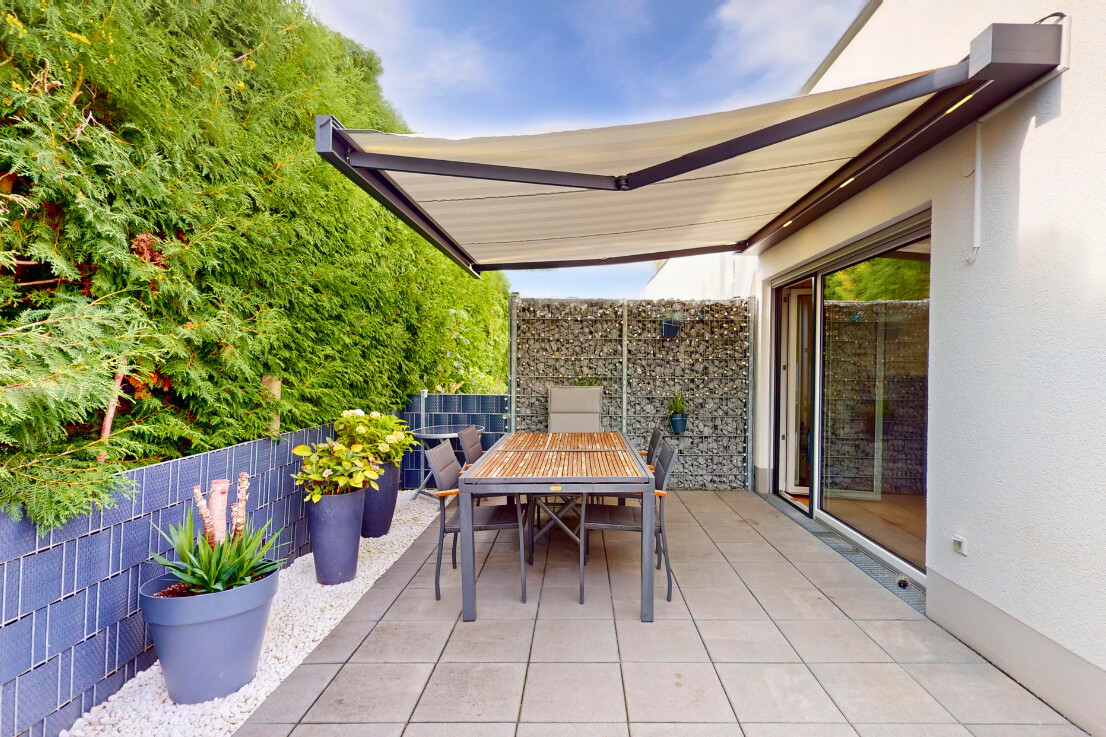 Terrasse mit beleuchteter Markise