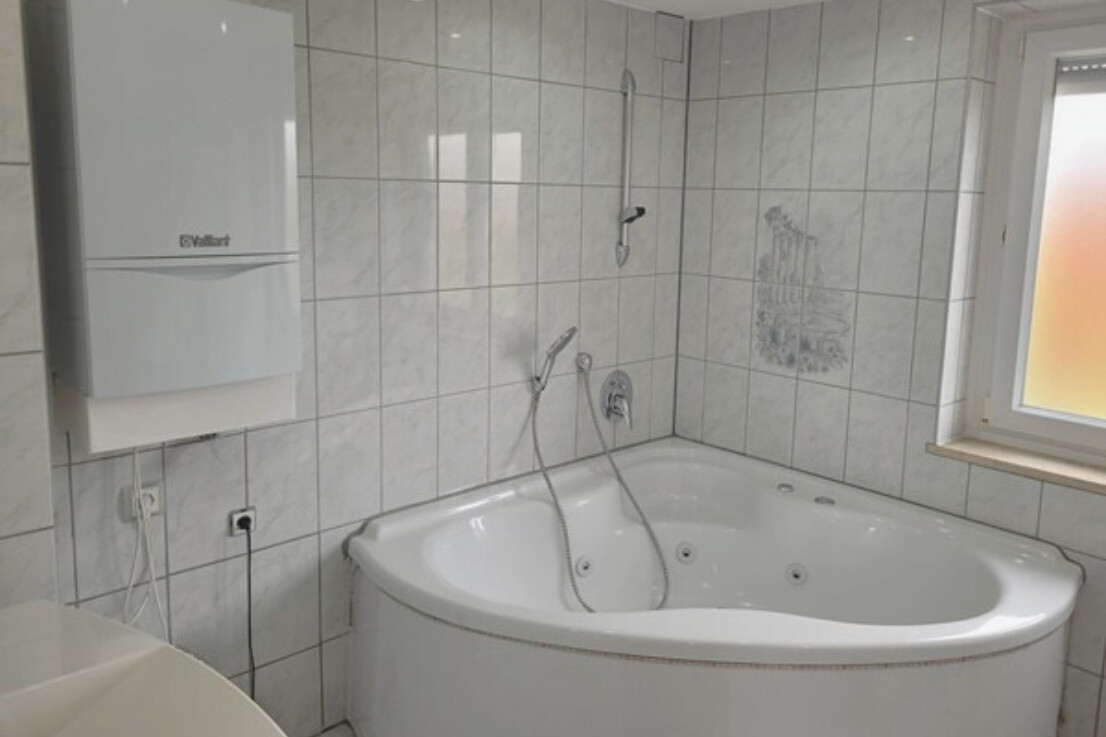 Badewanne mit Whirlpoolfunktion