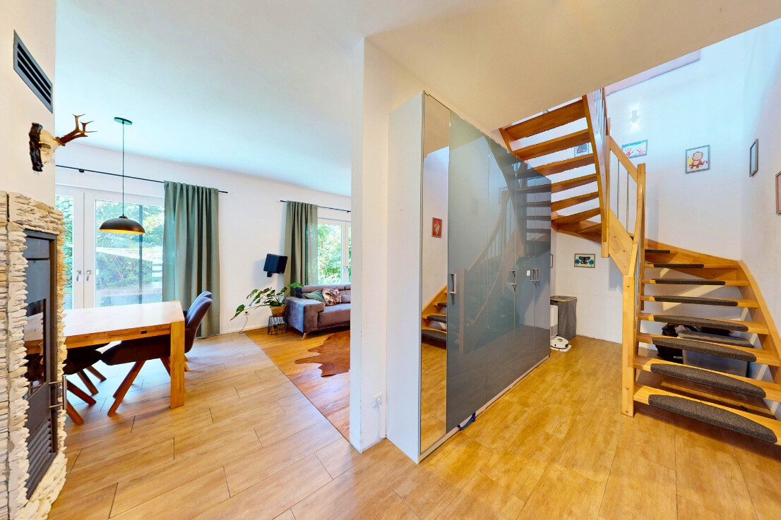 Wohn- und Essbereich / Gang