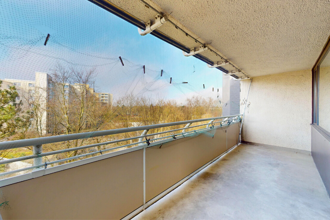 Großzügiger Balkon mit viel Sonne