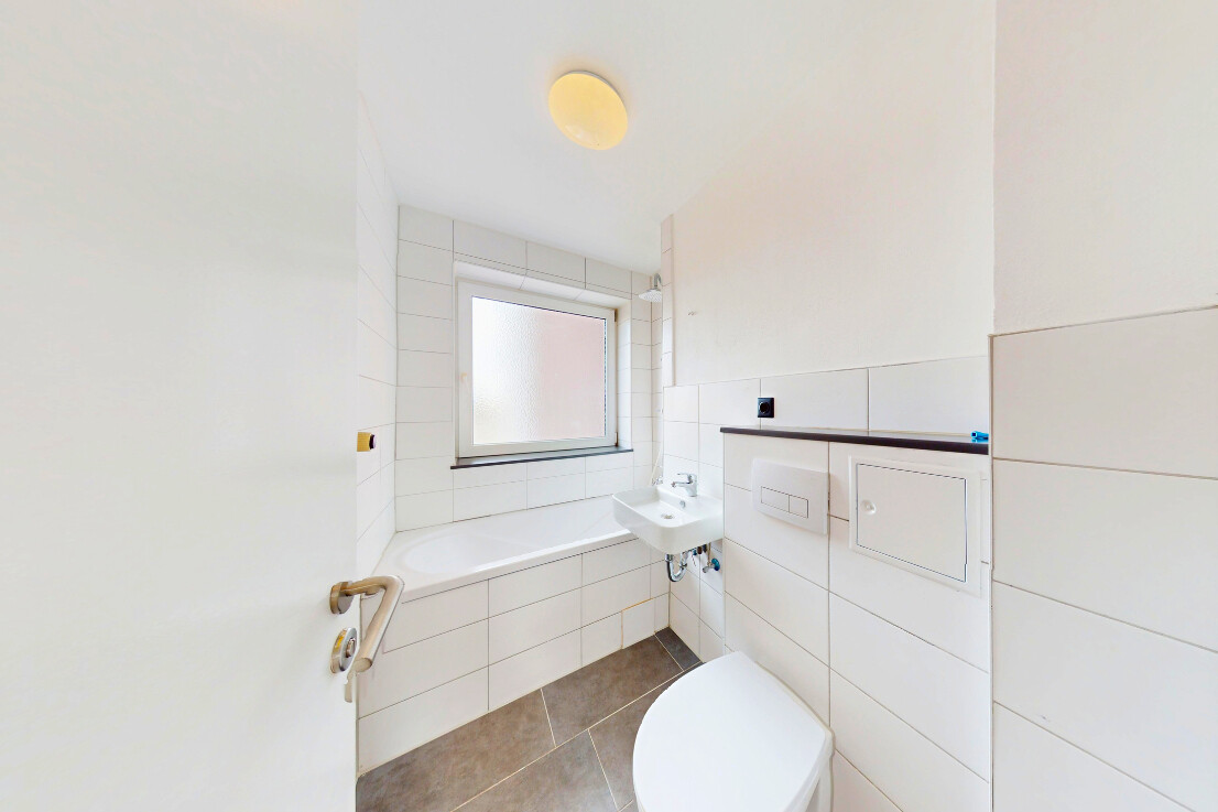Badezimmer mit Fenster