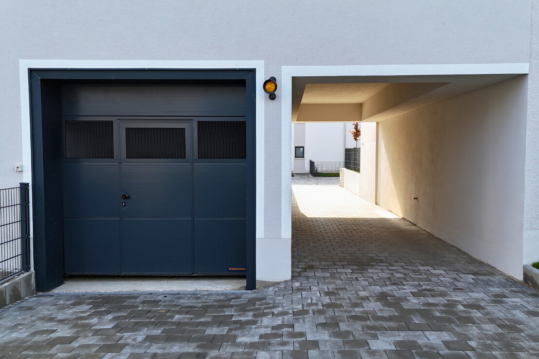 Moderne Tiefgaragenzufahrt mit Durchgang