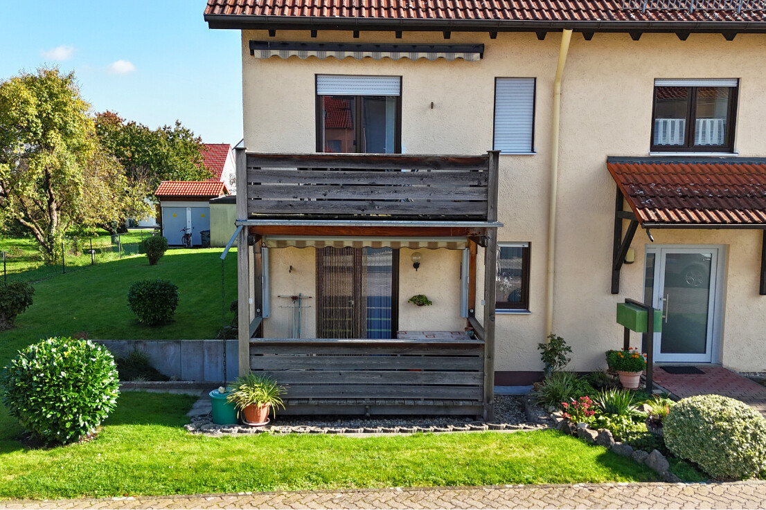 Gemütlicher Balkon mit Gartenanschluss