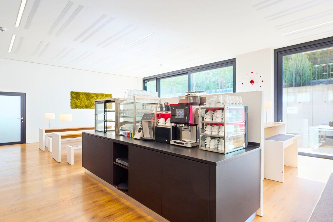 Zubuchbare Fläche: Kaffee-Tee-Station in derKantine