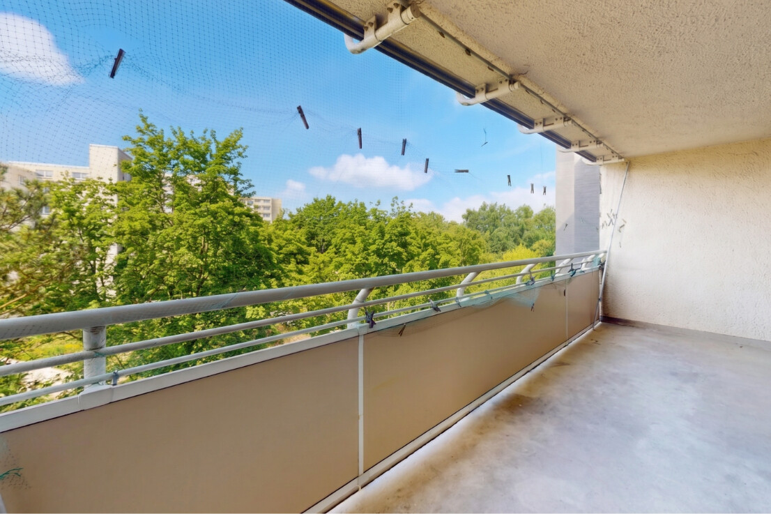 Großzügiger Balkon mit viel Sonne