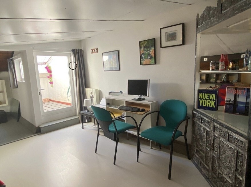 Zimmer mit kleinem Balkon
