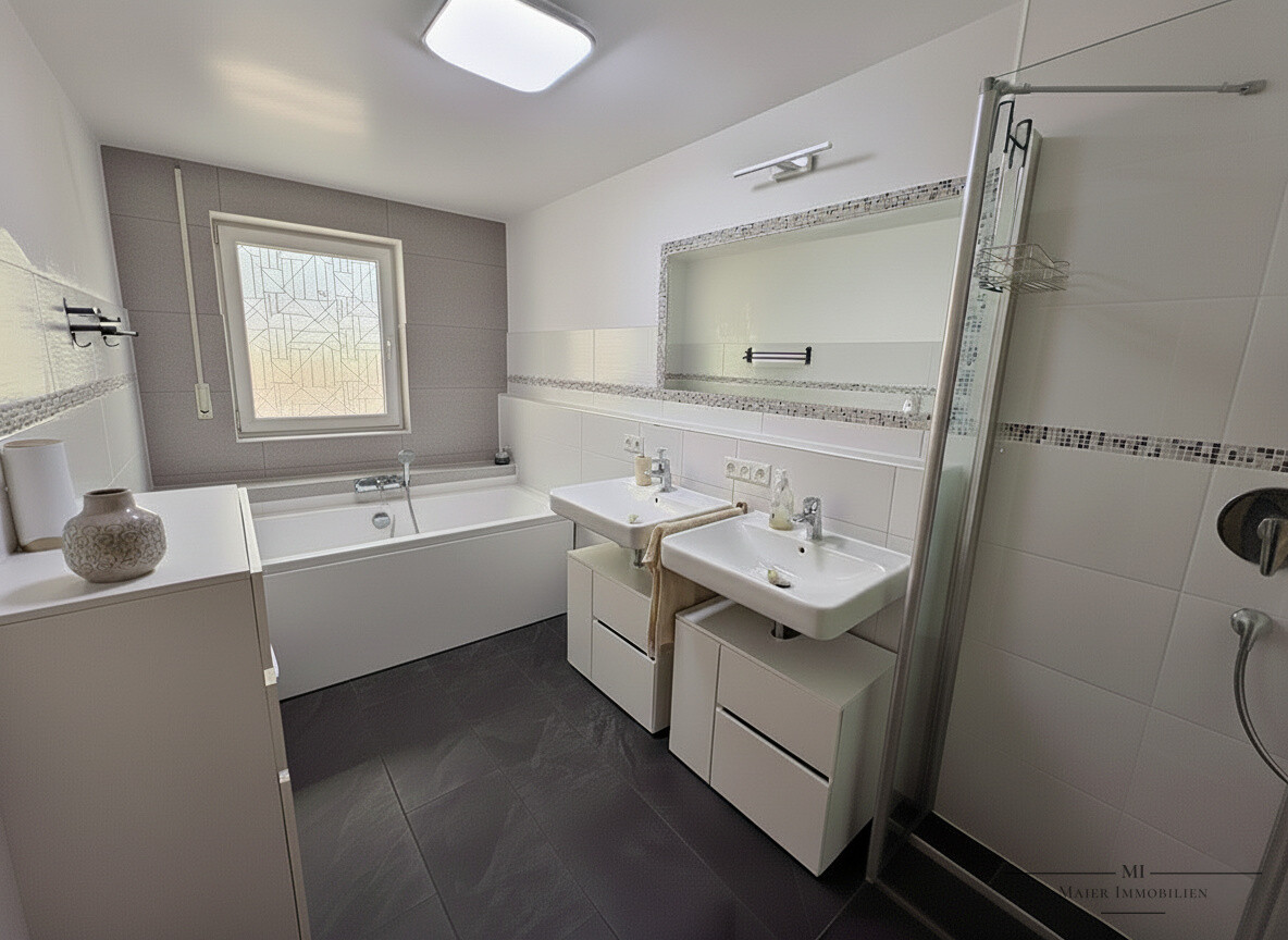 Tageslichtbad mit Dusche u Badewanne