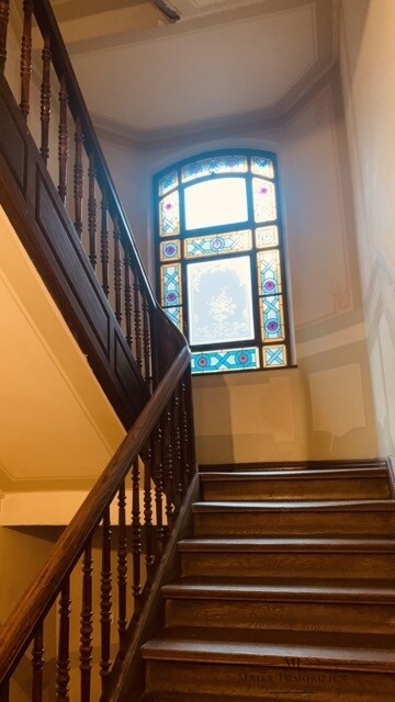 Treppenhaus mit Farb- und Ätzverglasungen