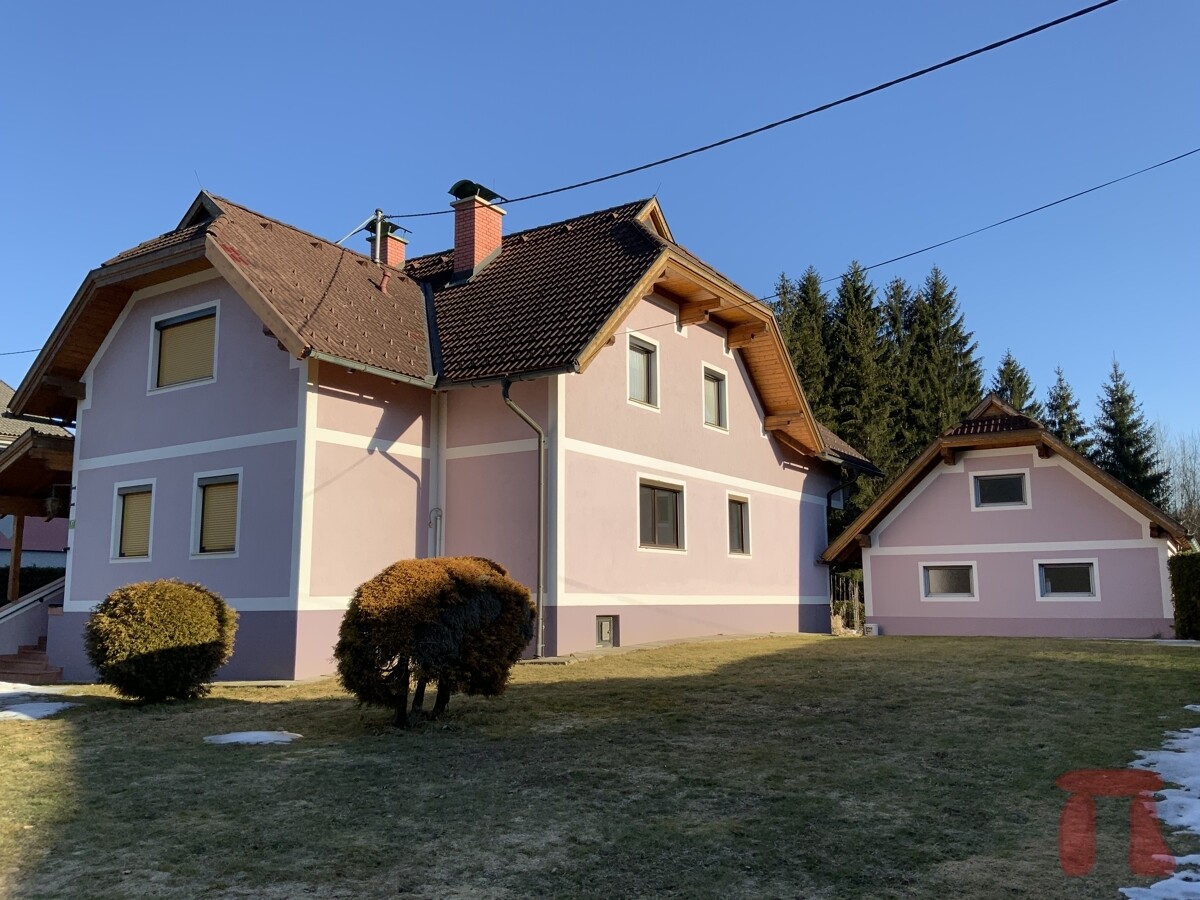 Außen mit Nebengebäude