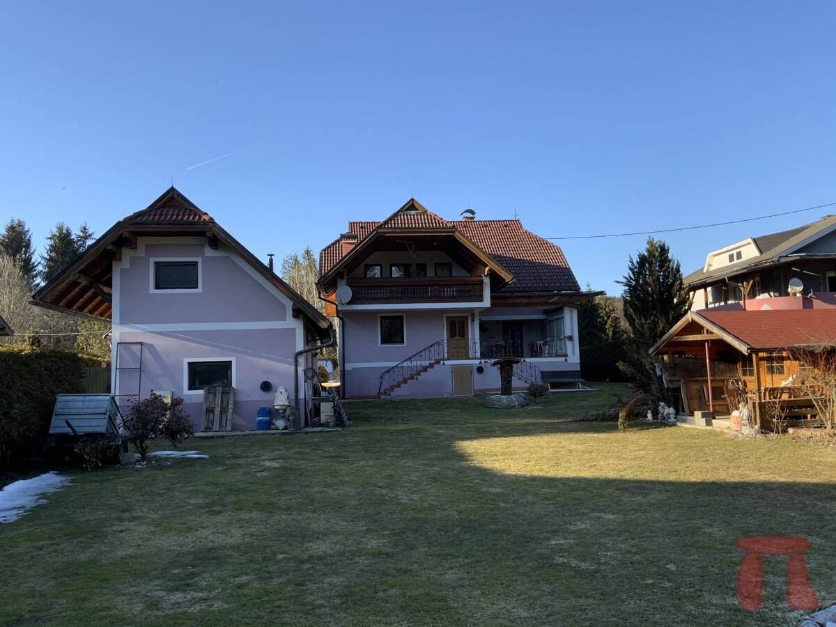 Haus mit Nebengäude  sowie Gartenhütte