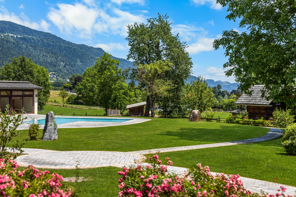 Außenanlage mit Pool und Wellnessoase