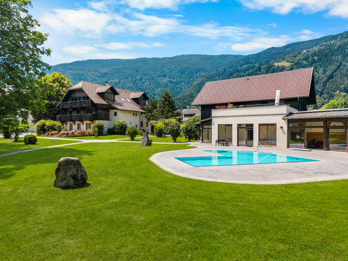 Außenanlage mit Pool und Wellnessoase