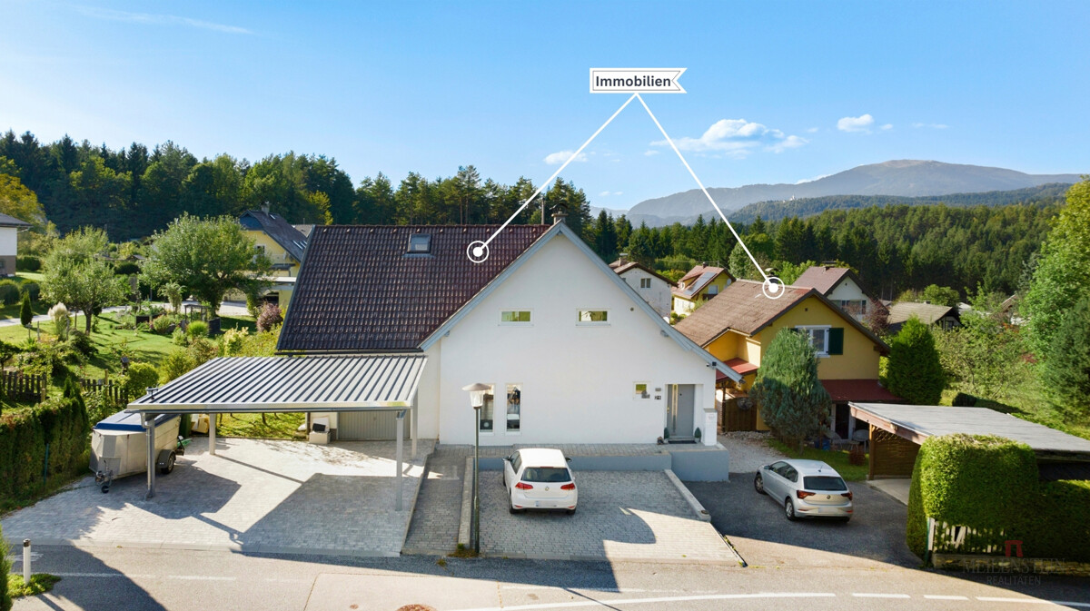 Blick auf beide Gebäude von Osten