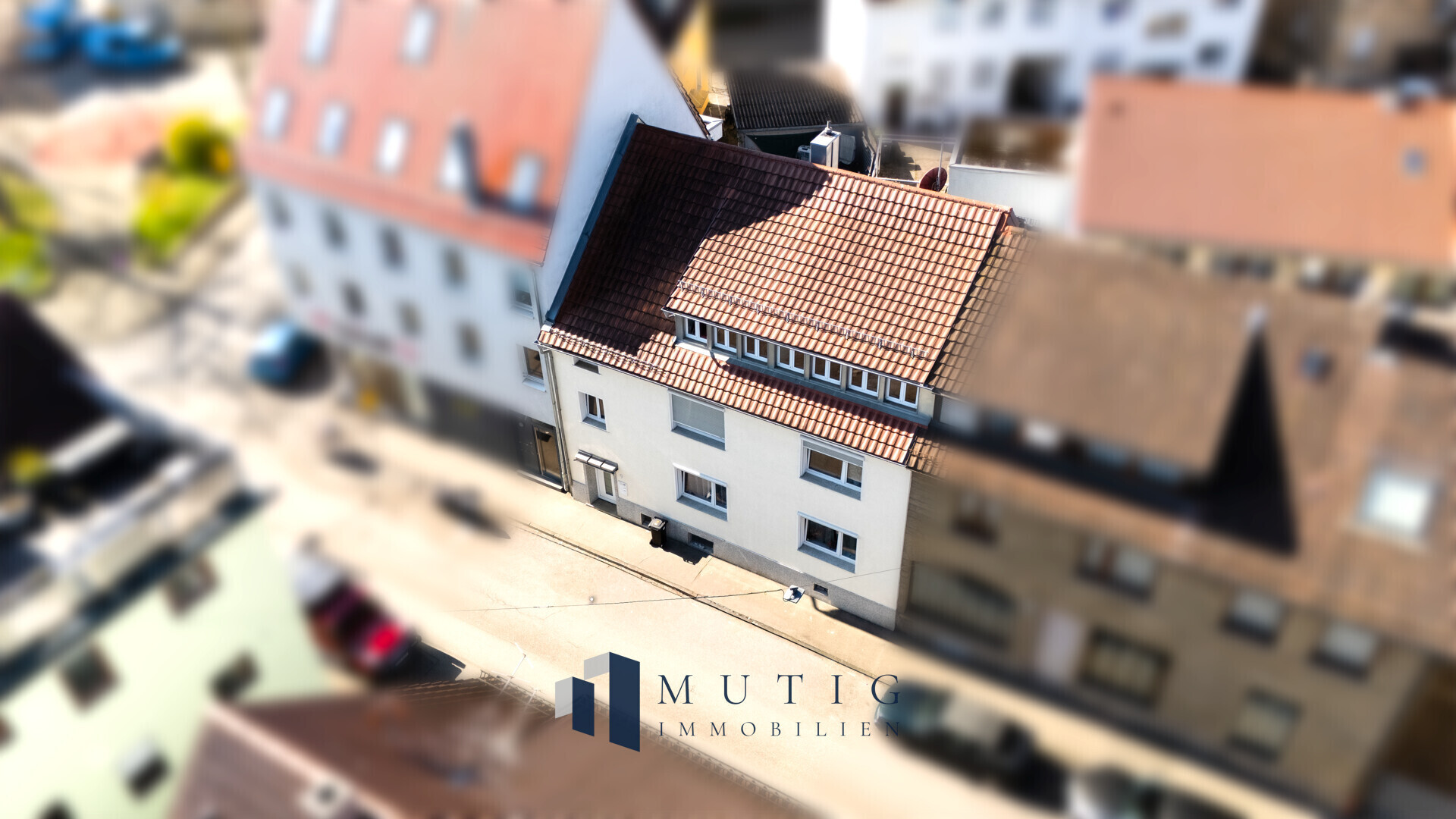 Hausansicht mit gepflegtem Gesamtbild