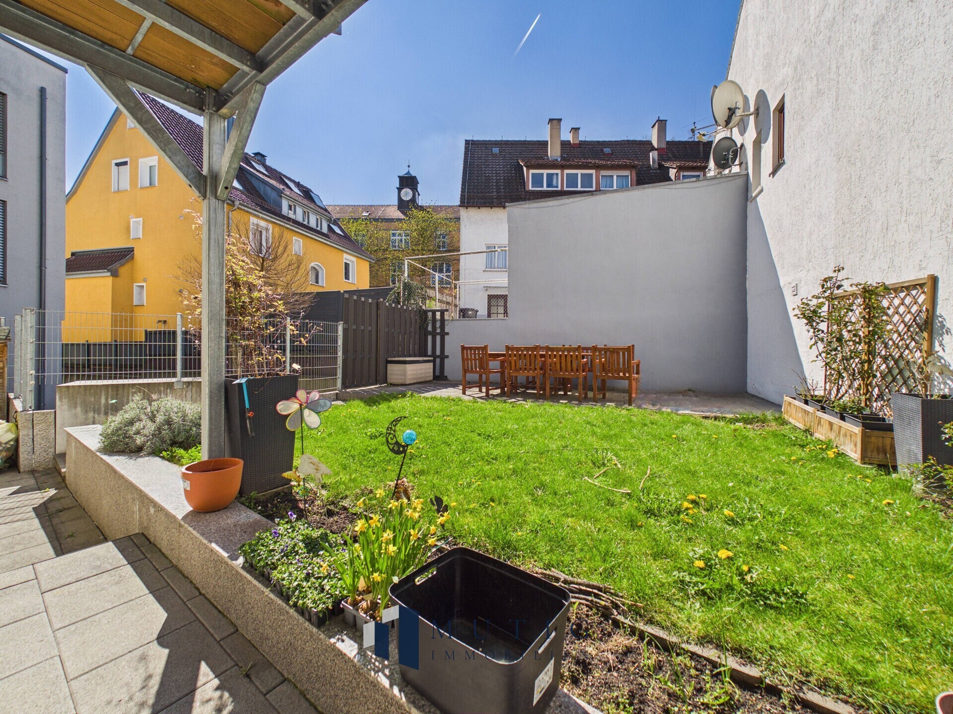 Schöner Außenbereich mit Garten