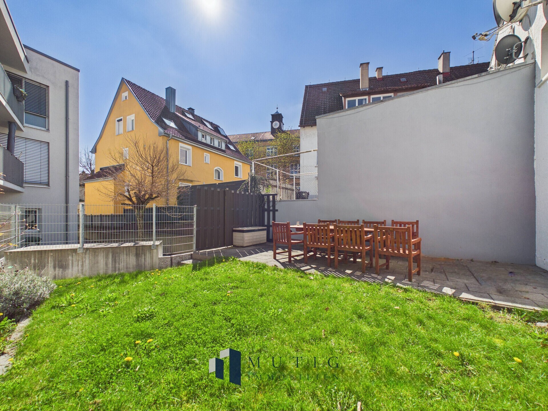 Schöner Außenbereich mit Garten