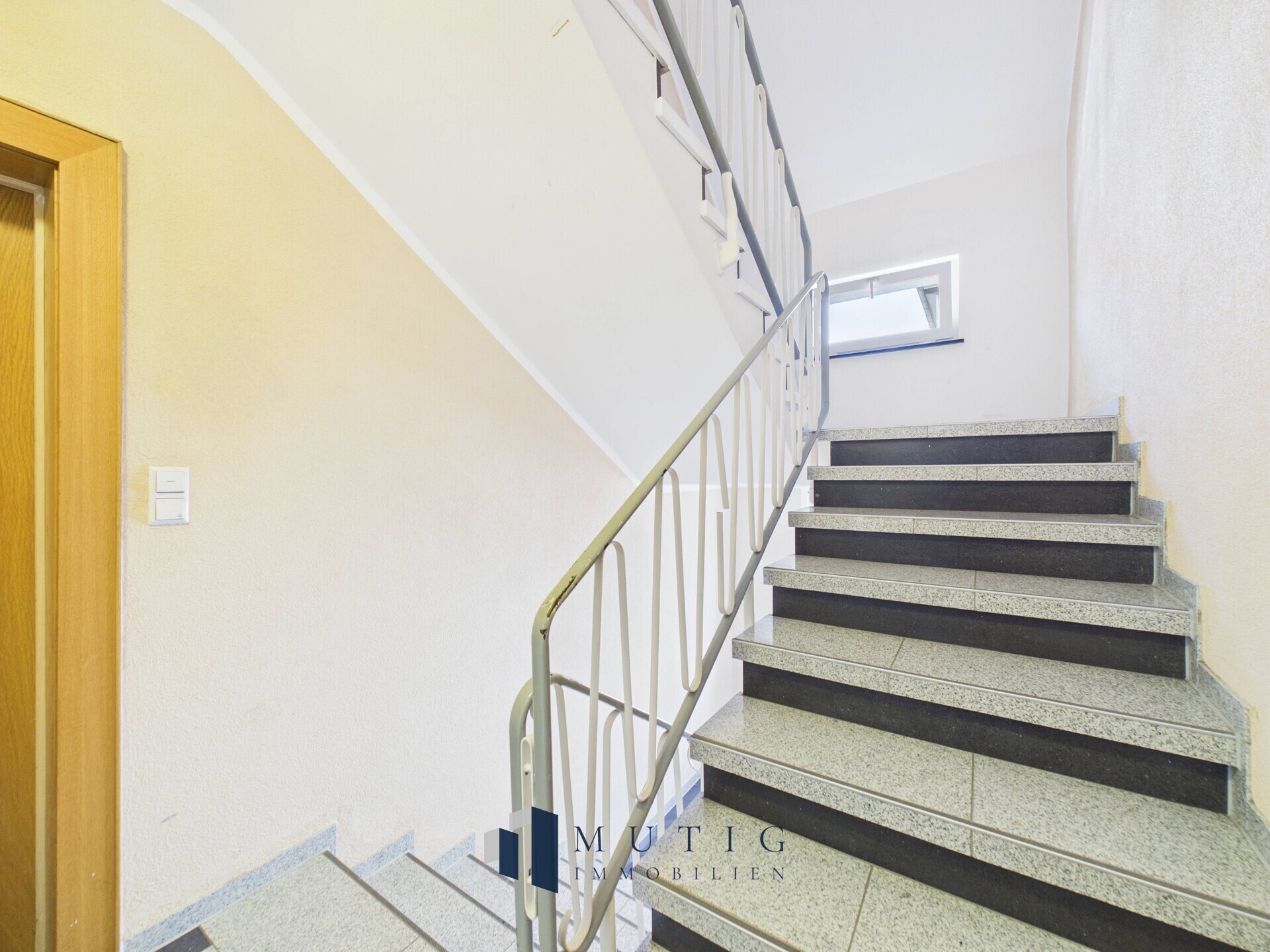 Gepflegtes Treppenhaus mit solider Bausubstanz