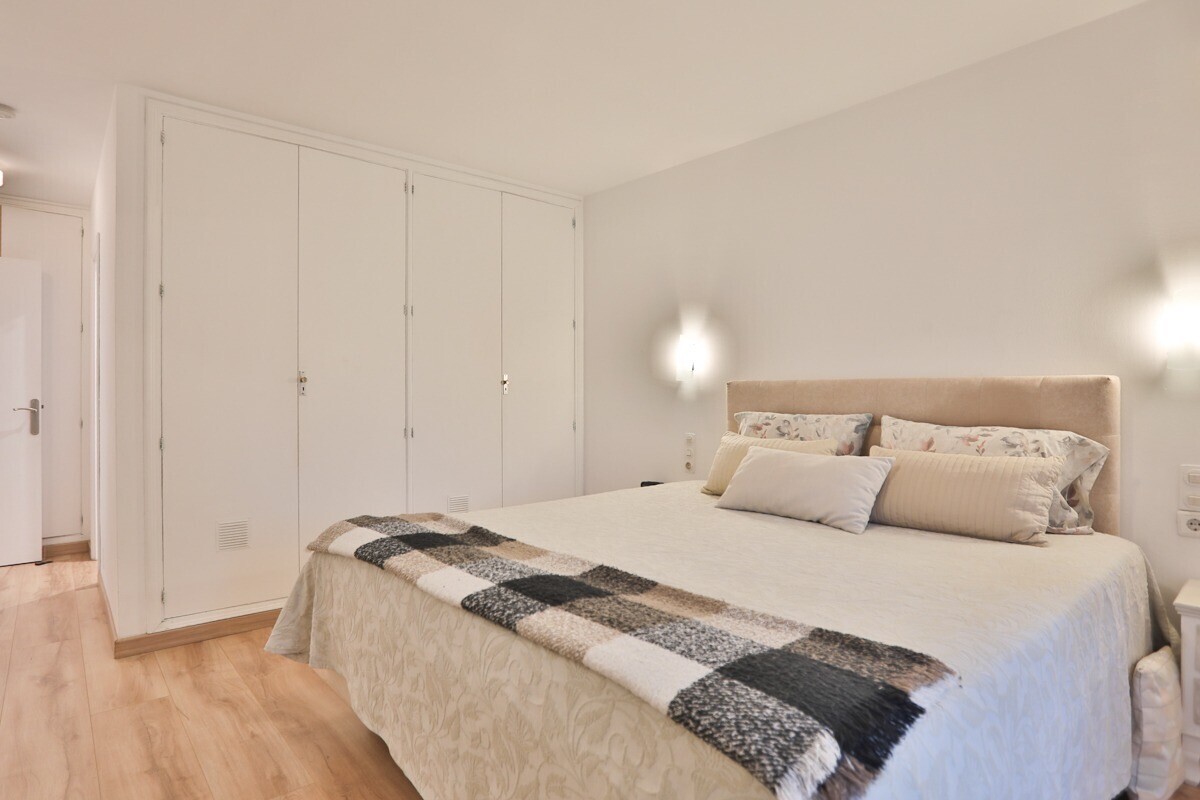 Amplio renovado Apartamento de 3 Dormitorios en Portal Nous