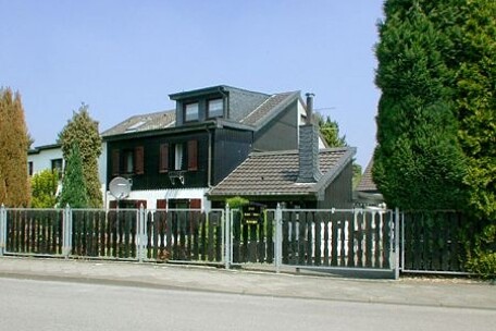 Frontansicht d. Hauses ...