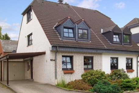 Straßenansicht mit Garport und Garage