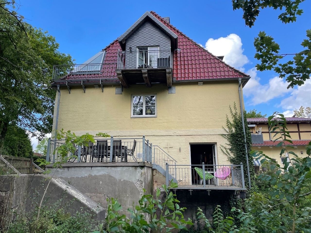 Küchen-Terrasse über dem ehemaligen Mühlstein am Bachlauf