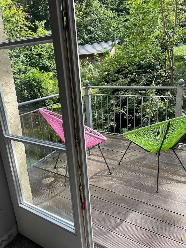 Küchenbalkon gemütlicher Sitzplatz am Bachlauf