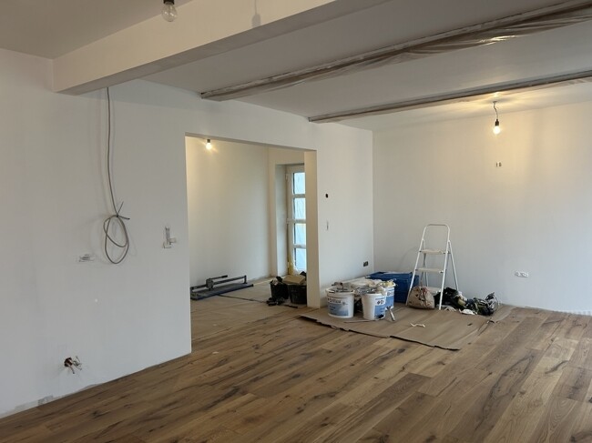 behaglicher Wohnbereich offen zur Küche und Essplatz